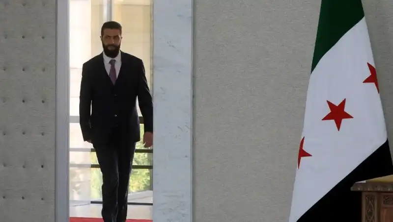 Fransa, Paris'te Şara-Macron Zirvesi’nde Suriye'nin Yeniden İnşasının Anahtarını Sunuyor