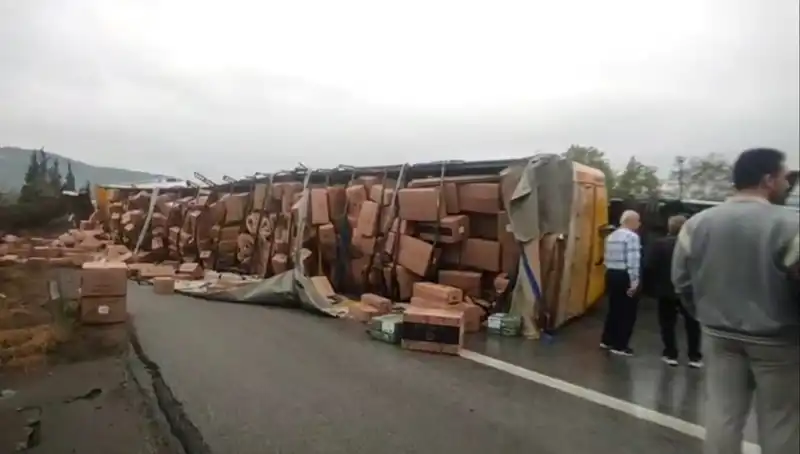 TEM Otoyolu'nda Trajik TIR Devrilmesi: Ankara Yolu Kapatıldı