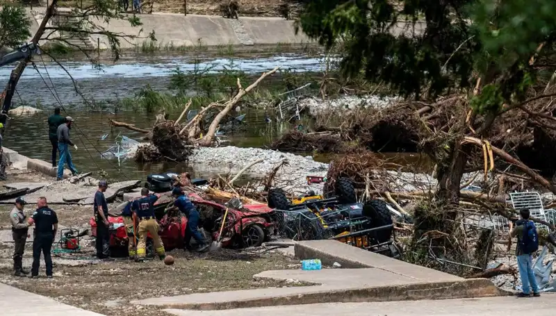 Teksas'taki Tragedi: Siren Uyarı Sistemi Niçin Kurulmadı?