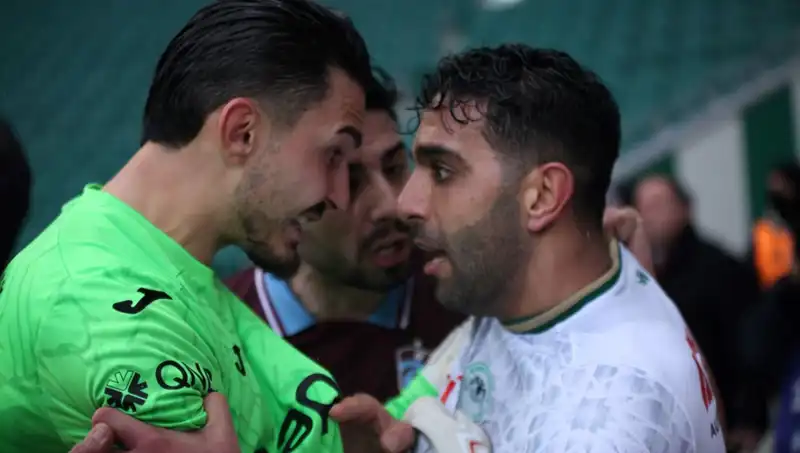 Konyaspor-Trabzonspor Maçında Gerilim Tırmandı: Futbolcular Arasında Gergin Anlar!