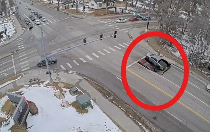 ABD'de Yer Yarılması: Arabaları Yutan Doğa Olayı Güvenlik Kameralarına Yansıdı