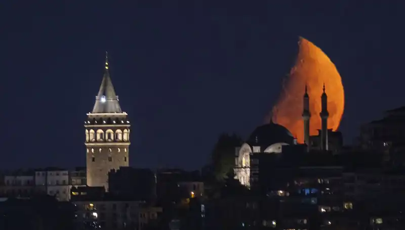 İstanbul'da Yarım Ay Manzarası; Şehirde Geceye Dair Yeni Bir Güzellik