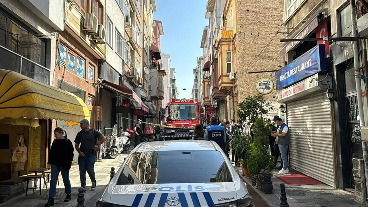 Kadıköy’de Patlama: Bina Enkazı Altında Kalanlar Kurtarılmayı Bekliyor