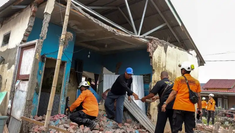 Endonezya’da Sabah Saatlerinde 5,7 Büyüklüğünde Deprem: 8 Ev Yıkıldı