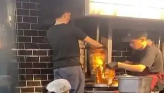 Pişmiş Tavuk Dönerin Üzerine Çiğ Et Koydular: Fırtınaya Neden Olan Skandal