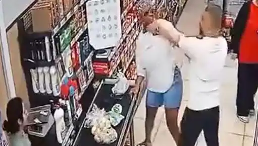 Markette Yaşanan Şok Olay: Çocuğunun Önünde Kadına Saldırı!