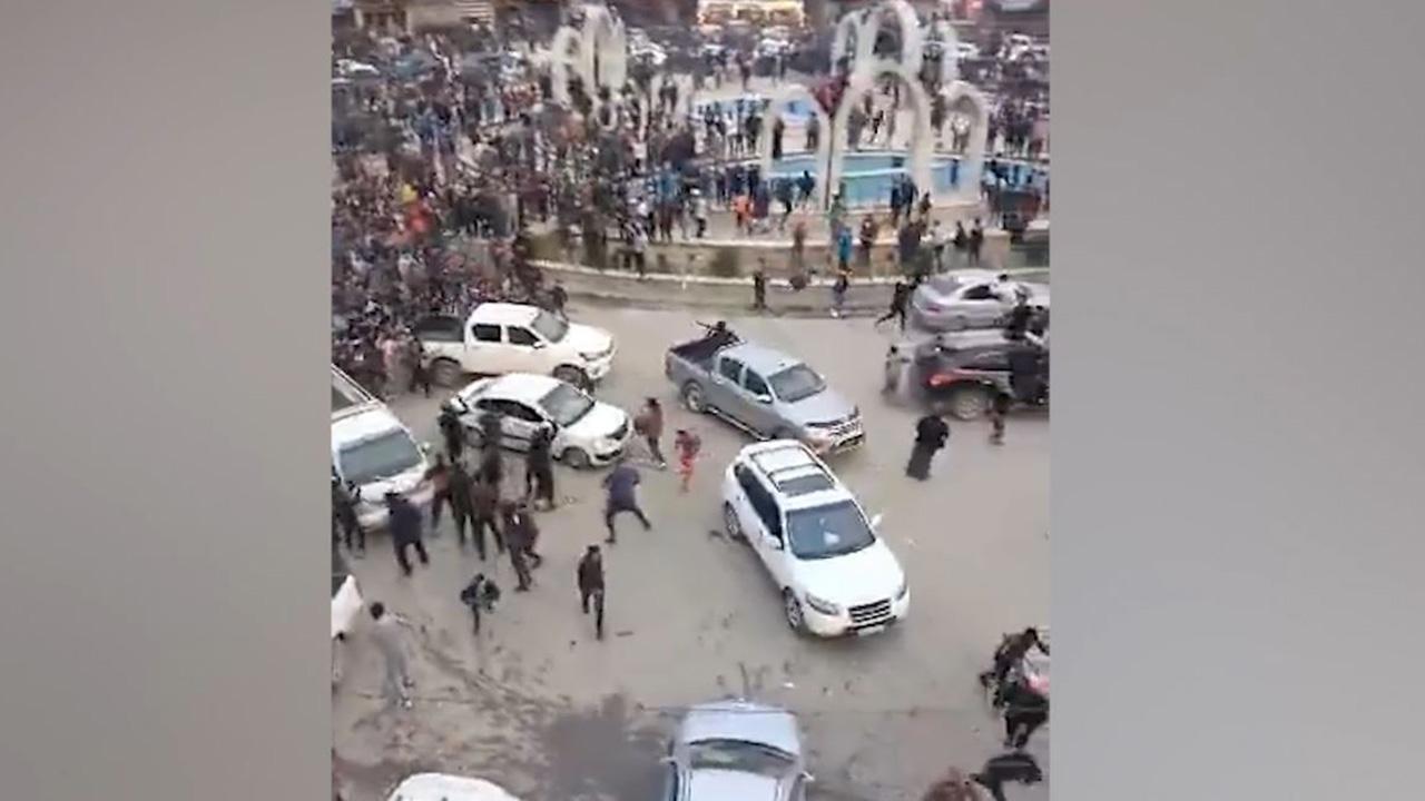 Rakkalılar Teröristlere Taş Atarak Kovdu