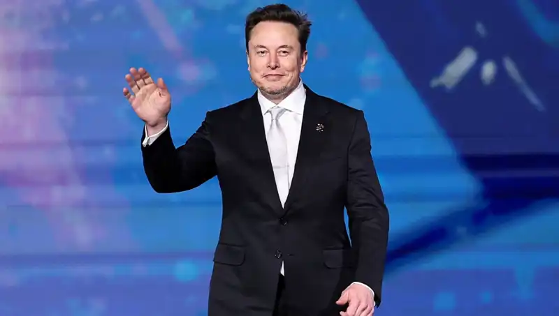 Tesla'nın Yeni Stratejisi: Kendi "Canavarını" Rafa Kaldırıyor!