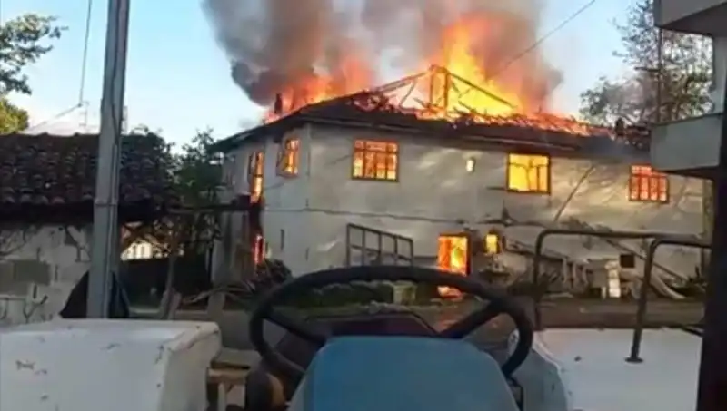 ** Ankara'da Yürekleri Ağızlara Getiren İki Katlı Ev Yangını!**