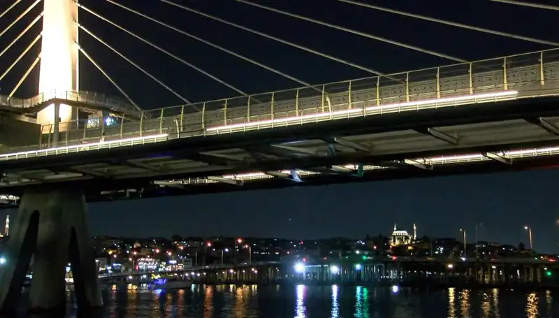 Metro Köprüsünden Denize Düşen Kişiyi Arama Çalışmaları Başladı