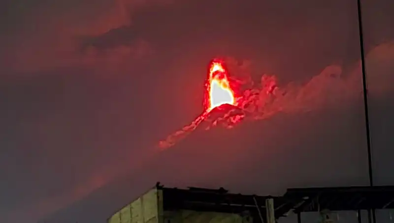 Fuego Yanardağı'ndaki Patlama Endişesi: 30 Bin Kişi Tahliye Ediliyor