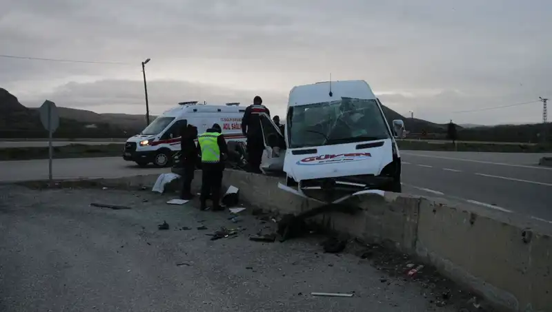 İşçi Servisi İstimdat Duvarına Çarparak Korku Dolu Anlar Yaşattı