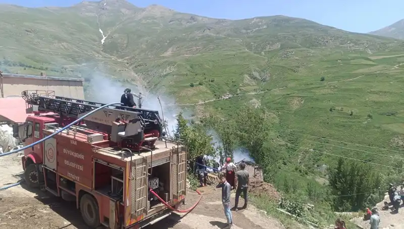 Van'da Yangın Faciası: Bir Çocuk Hayatını Kaybetti, Aileyi Derin Acı Sardı