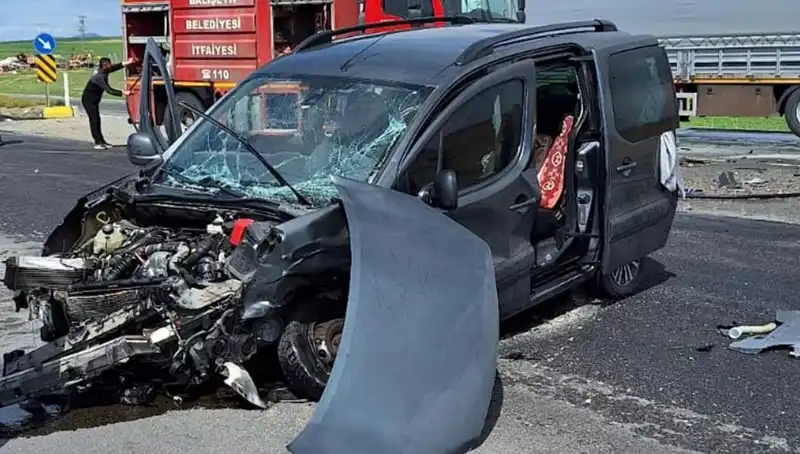 Ankara'da Feci Kaza: Üç Kişi Hastaneye Kaldırıldı