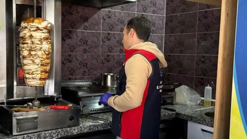 Tavuk Döner Alarmı: Ankara'daki İşletmelere Yapılan Baskınlar Artıyor