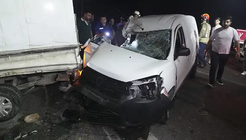 İstanbul'da Feci Kaza: 3 Yaralı, Şehir Işıkları İçinde Korkunç Anlar