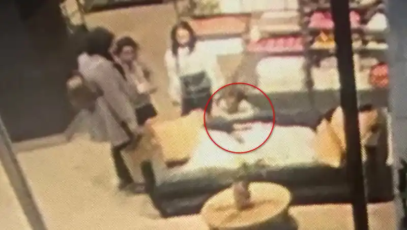 3 Yaşındaki Çocuğa AVM'de Köpek Saldırısı: O Anlar Kameralara Yansıdı