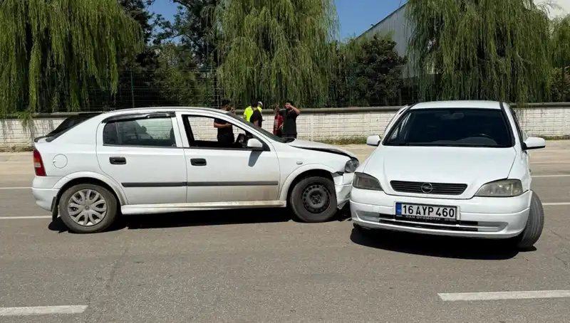 Ankara'da Trafik Kazası: İki Otomobil Çarpıştı, İki Kişi Yaralandı
