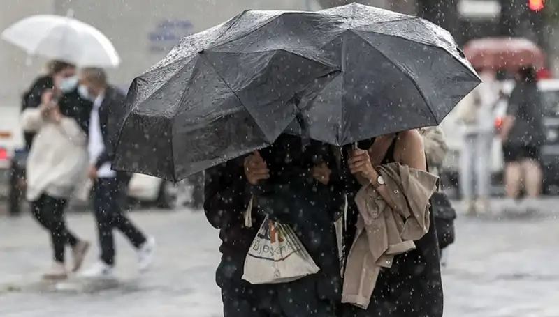 İstanbul'da Kış Soğuğu Kapıda, Sağanak Yağışlar Etkisini Gösteriyor