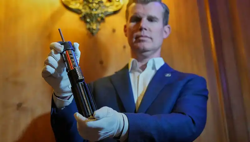 Darth Vader'ın Efsanevi Işın Kılıcı, Rekor Fiyatla Çekici Bir Müzayede ile Satıldı