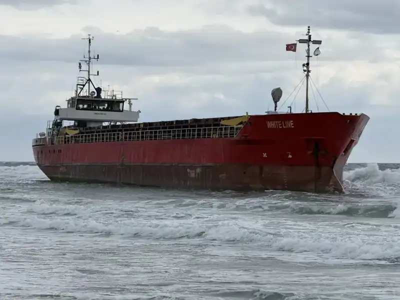 Tekirdağ Limanı'nda Yük Gemisi Karaya Oturdu, Kurtarma Çalışmaları Başladı