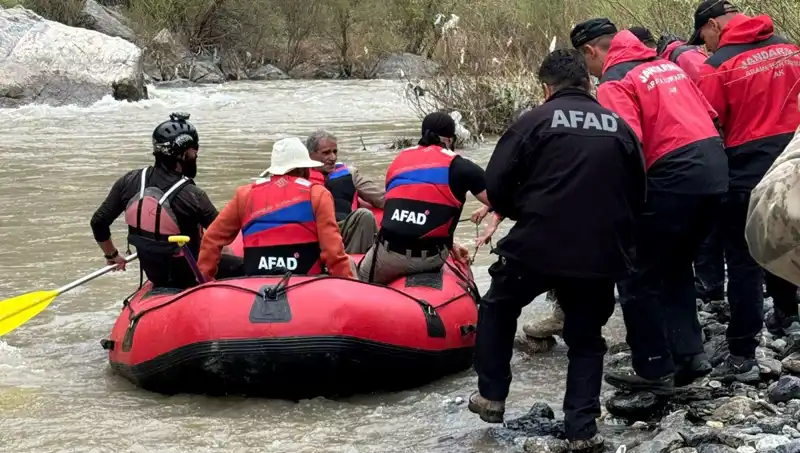 Zap Suyu Kenarında Mahsur Kalan 4 Kişi Hayata Döndü