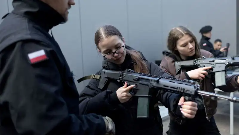 Polonya, Savaş Hazırlıklarını Artırıyor: Siviller Askeri Eğitime Katılıyor