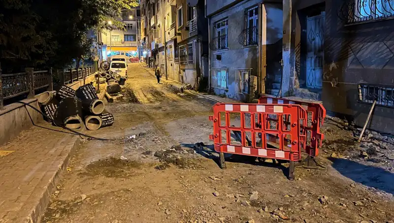 Bayrampaşa'da Altyapı Çalışmaları Sırasında Patlayan Rögar Kapağı Vatandaşları Şaşırttı