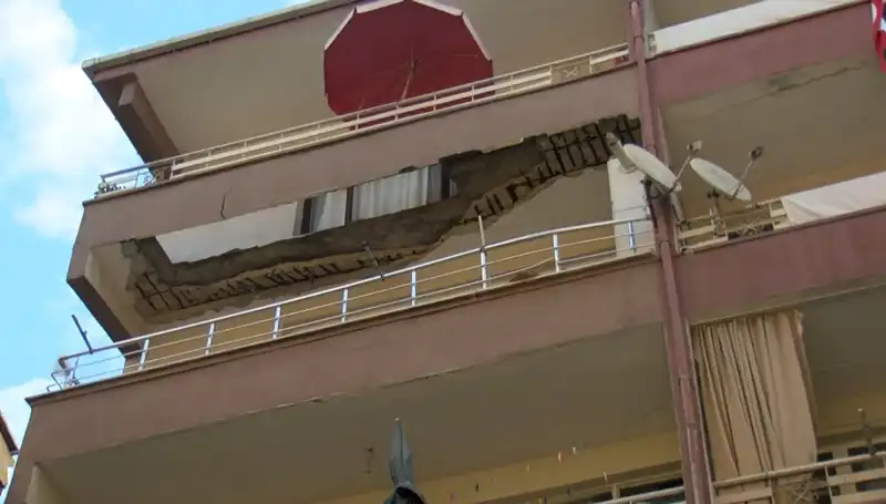 Güngören'de Heyecan Dolu Anlar: Beş Katlı Bina Balkonu Neden Çöktü?