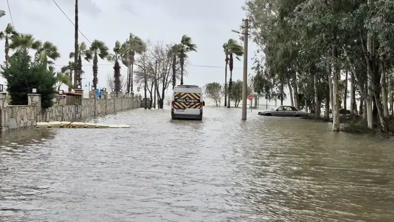 Göl Taşınca İlçede Çıkan Sel Felaketi Hayatları Tehdit Ediyor