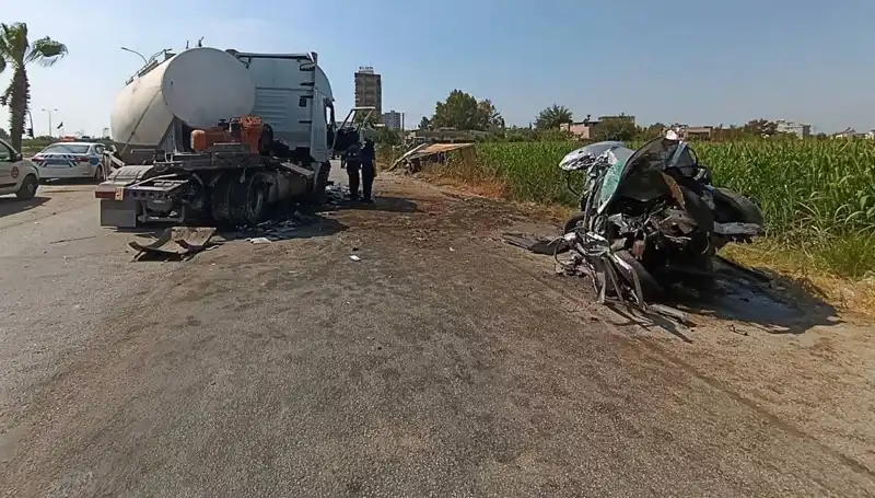 Adana'da Sıfır İhtimalli Kaza: Otomobil ve Kamyona Tanker Çarptı!