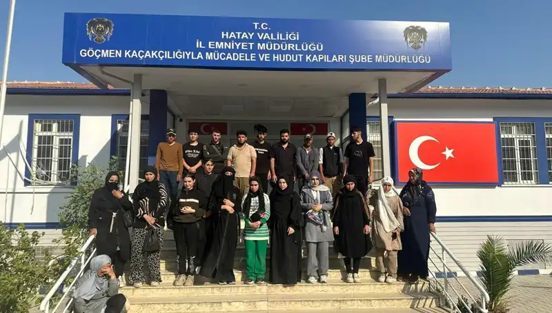 Ankara'da Minibüste 24 Göçmen Yakalandı: Sıra Dışı Olayın Ayrıntıları