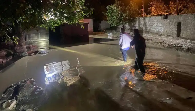 20 Dakikada Yağış: Sel Felaketi Başkentte Yıkıma Neden Oldu!