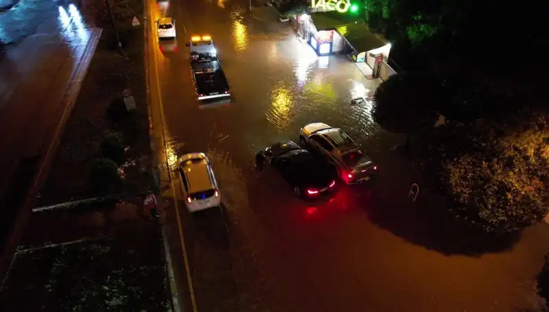 Adana’da Sağanak Yağış Alarmı: Cadde ve Yollar Sular Altında Kaldı!