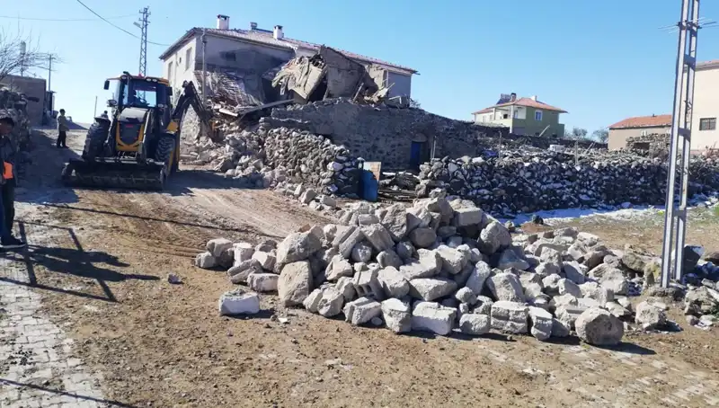 Kayseri’de Dram: Ahır Çökünce 35 Küçükbaş Hayvan ve 2 Eşek Telef Oldu!