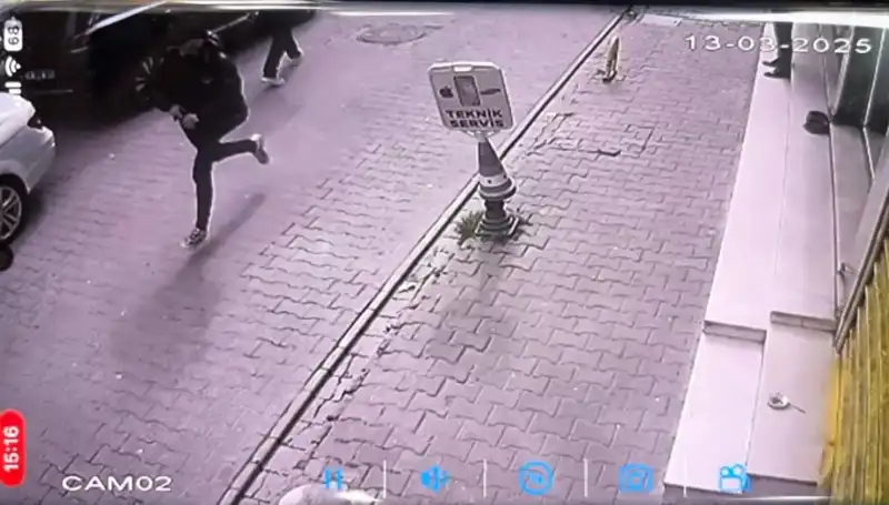 İstanbul’da İş Yerinde Silahlı Saldırı: Bacağından Vurulan Adam Hastaneye Kaldırıldı