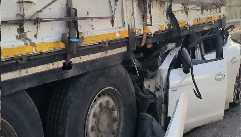 TIR'a Arkadan Saplanan Araç, Korkunç Kaza Anlarını Yaşattı