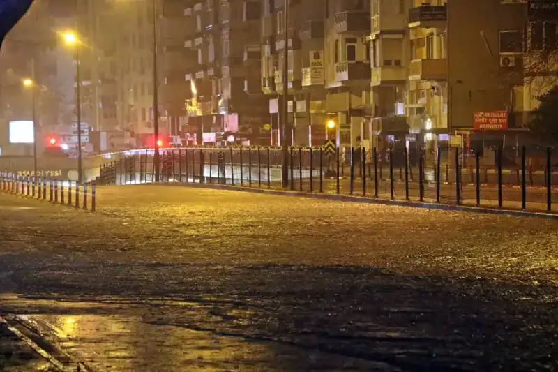 Antalya'da Yağmur Fırtınası: Yollar Göl Olup Araçlar Mahsur Kaldı!