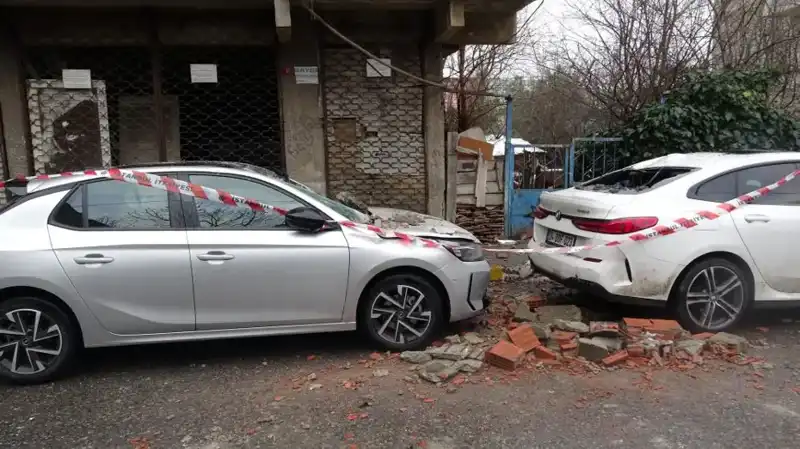 İstanbul'da Dört Katlı Binanın Balkonu Çöktü: Alanında Korku Dolu Anlar!