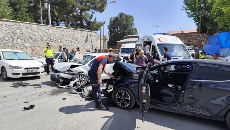 Bitlis'te Korkunç Trafik Kazası: 10 Yaralı, Olayın Ayrıntıları Ortaya Çıktı