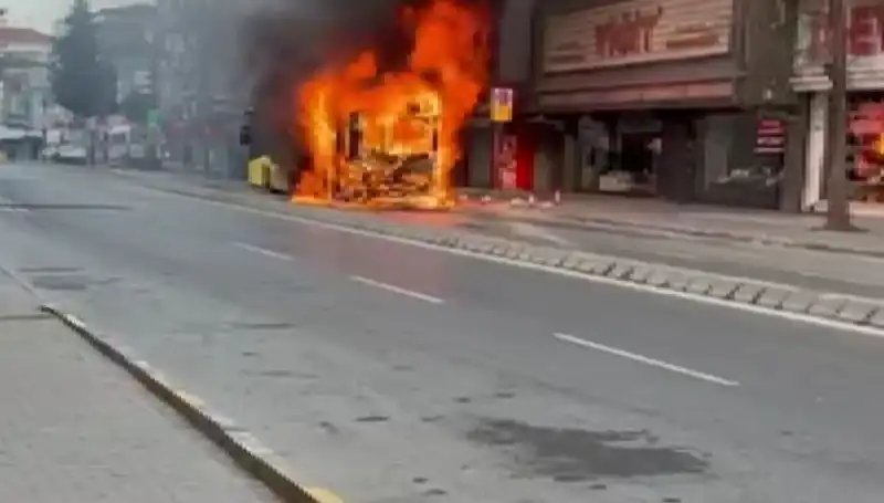 Ümraniye’de Korkutucu Yangın: Alevler Kısa Sürede Yayılınca Panik Başladı!