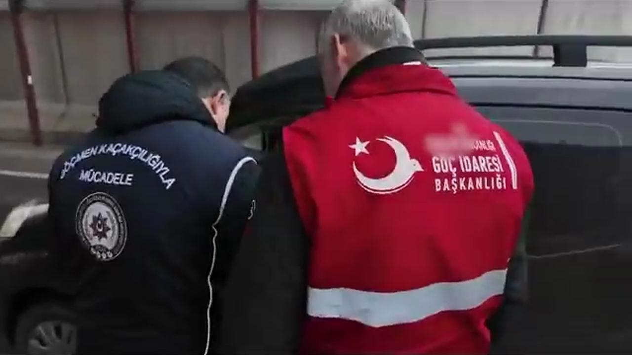 31 Göçmen Kaçakçısı ve 981 Düzensiz Göçmen Yakalandı