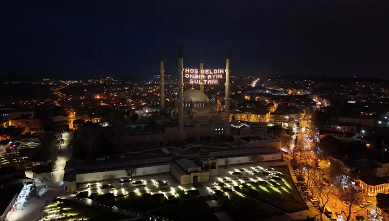 Selimiye Camii, Mahyalarıyla Büyüleyici Bir Işık Gösterisi Sunuyor