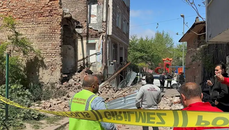 Fatih'te Deprem Sonrası Çöken Bina, Kentin Gizli Tehlikeleri Gün Yüzüne Çıkardı