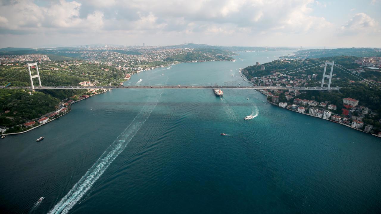 İstanbul Boğazı'nda gemi trafiği durduruldu: 2 kardeşin akıbeti belirsiz