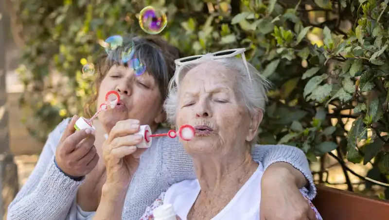 100 Yaşındaki İki Kadından Uzun Yaşamanın Sırrı: Diyet ve Egzersiz Değil