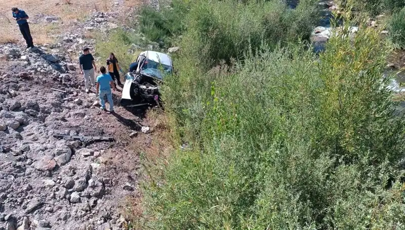 Sivas’ta Otomobil Dere Yatağına Uçtu: Korkunç Kazada İki Kayıp