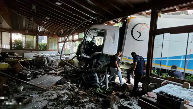 Freni Boşalan Kamyon Restorana Girdi: Korku Dolu Anlar