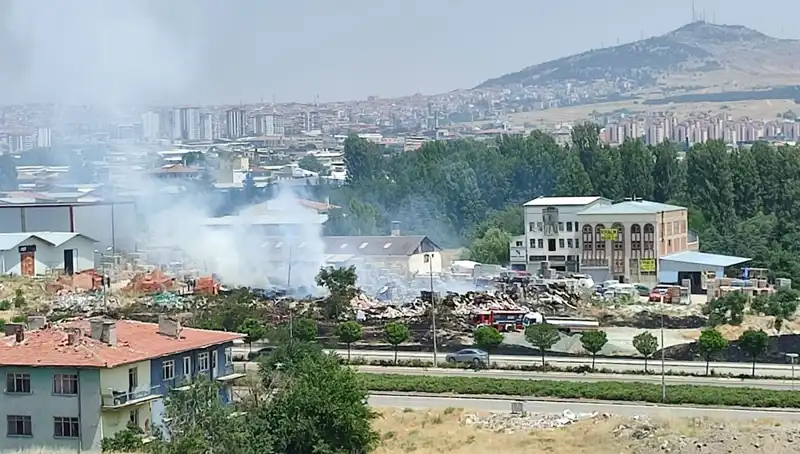 Otluk Alanda Başlayan Yangın, Depoyu Küle Çevirerek Nelerle Karşılaştırıldı?