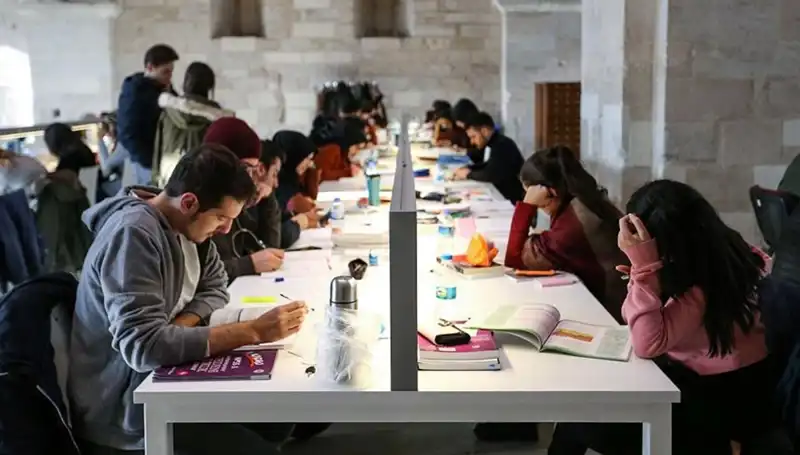 2024 Yılı Üniversite Başlangıç Tarihleri Açıklandı: Öğrenciler Hazır mı?